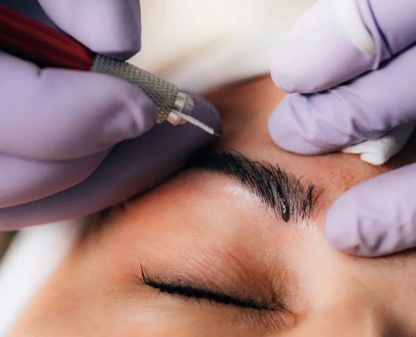 Microblading der Augenbrauen
